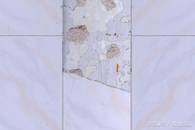 墙砖翘起来了怎么修复视频(墙砖翘起来了怎么修复视频教程)