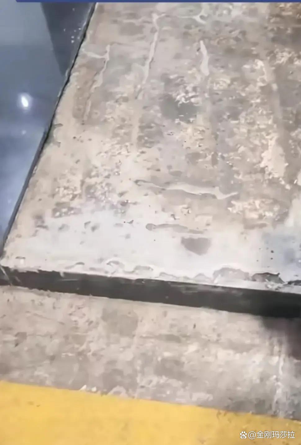 墙砖坏了一块怎么处理掉呢(墙面砖坏了一块怎么能补进一块新的)