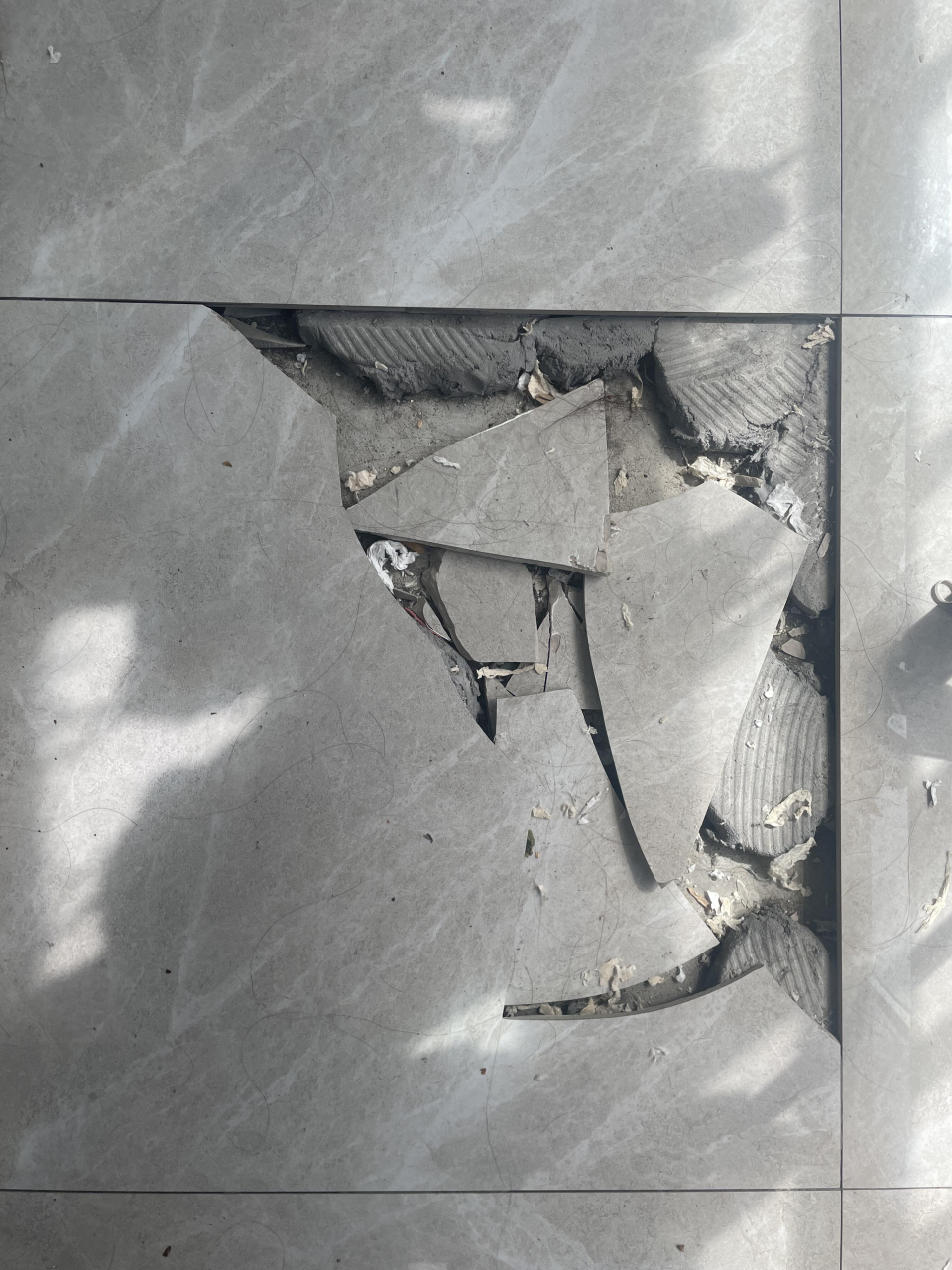 瓷砖烂了一小块怎么处理好(瓷砖烂了一小块怎么处理好呢)