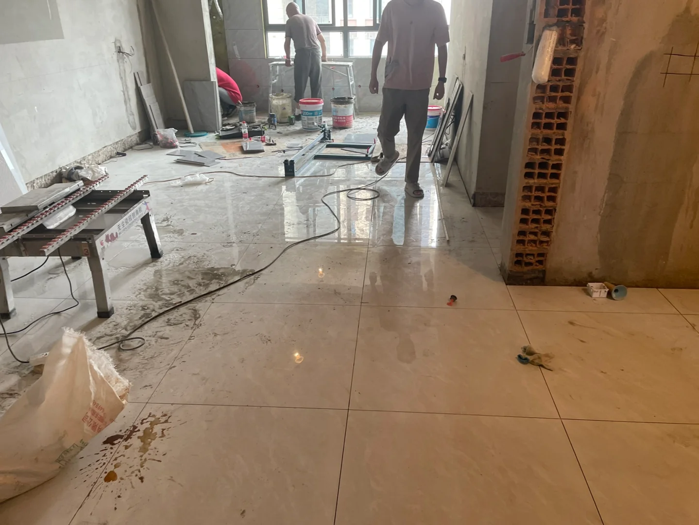 厨房墙砖鼓起来了怎么修复呢(厨房墙砖鼓起来了怎么修复呢视频)