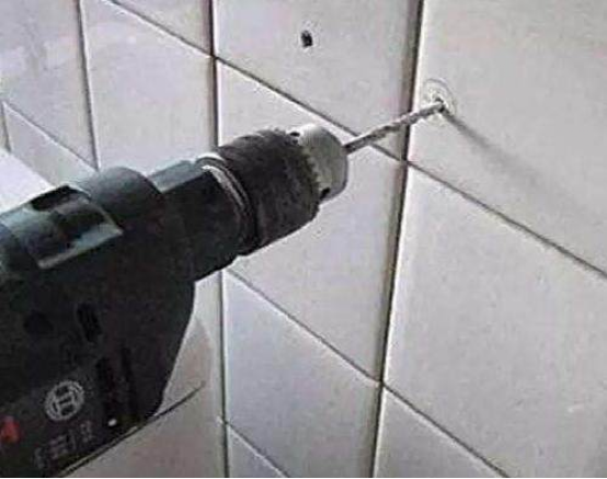 墙砖打孔后的地方怎么修补好看图片(墙砖打孔后的地方怎么修补好看图片视频)