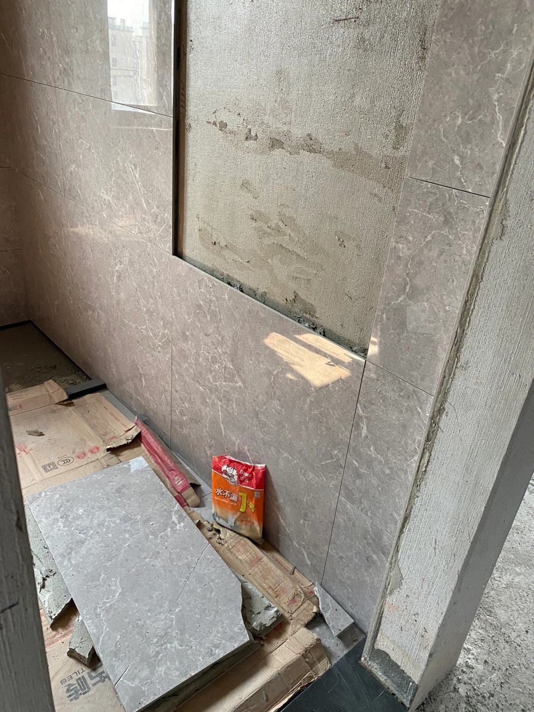 墙砖翘起来了怎么回事(墙面瓷砖翘起来是什么原因)